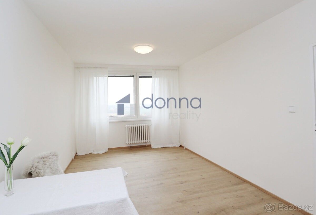Pronájem byt 2+kk - Praha, 109 00, 43 m²