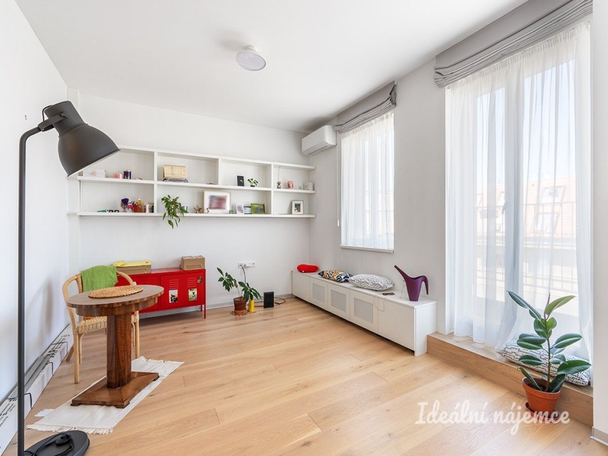 2+kk, Lucemburská, Praha, 42 m²