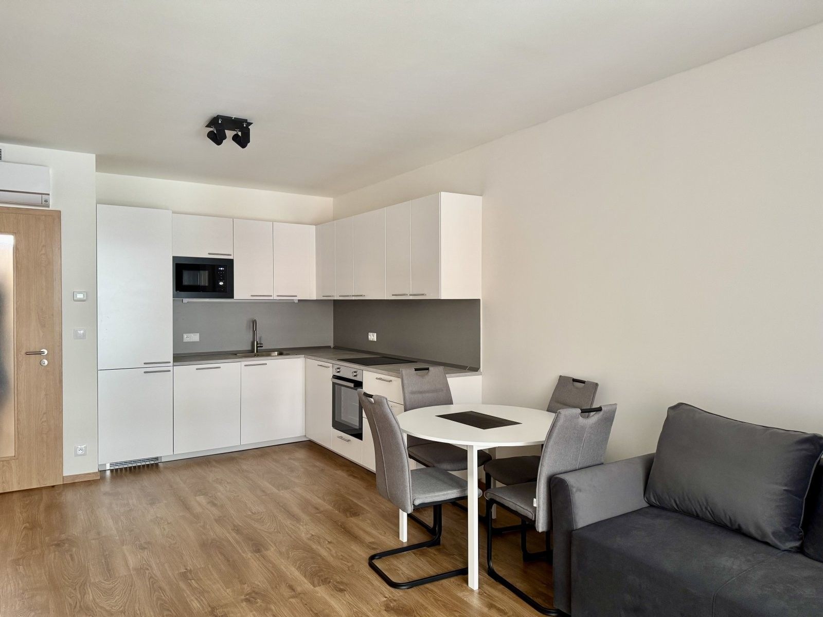 Pronájem byt 2+kk - Poděbradská,Hloubětín,Praha, 52 m²