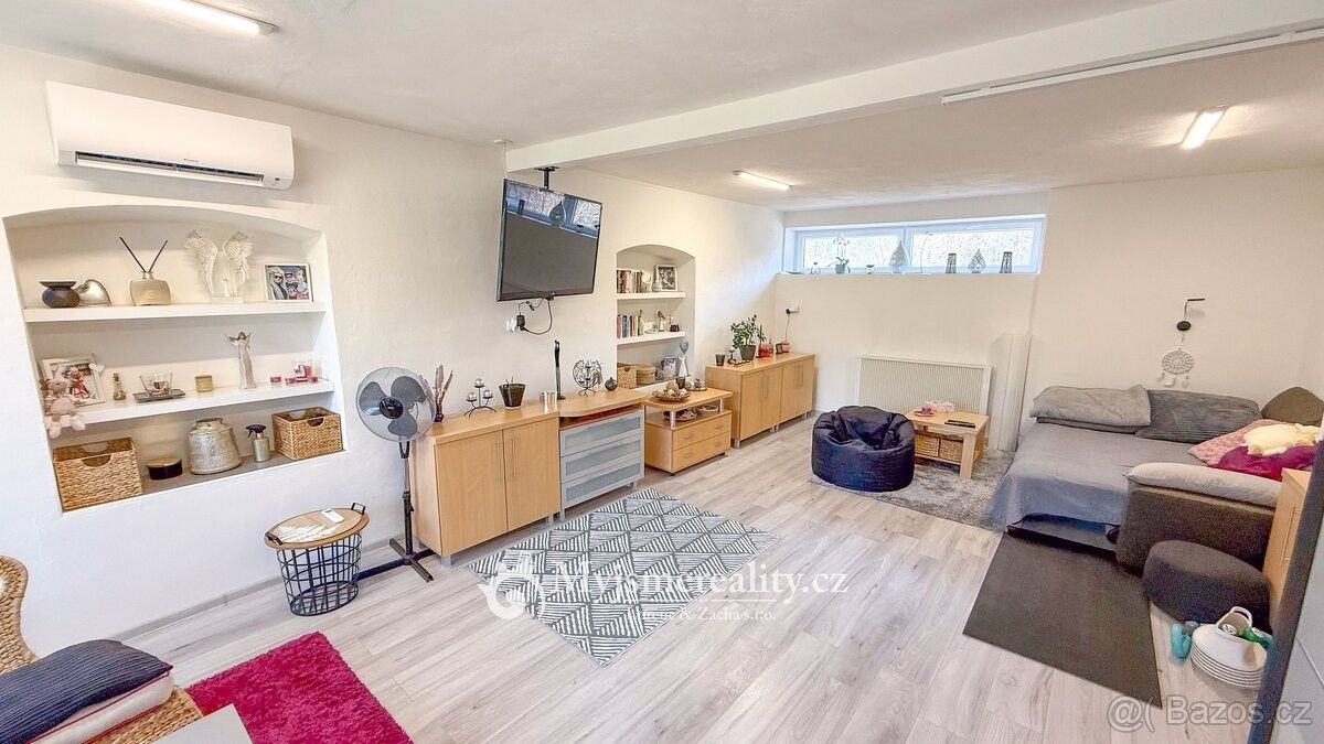 Prodej dům - Hluboké Mašůvky, 671 52, 287 m²