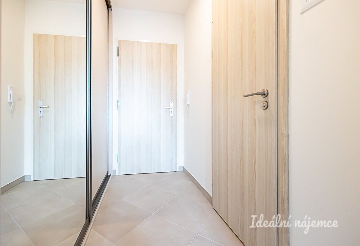 Pronájem byt 1+kk - Výstavní, Praha, 32 m²