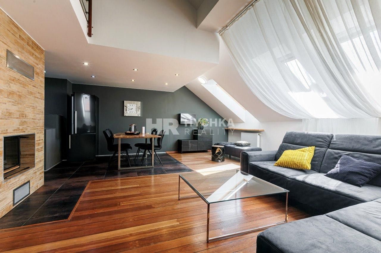 3+kk, Korunní, Praha, 159 m²