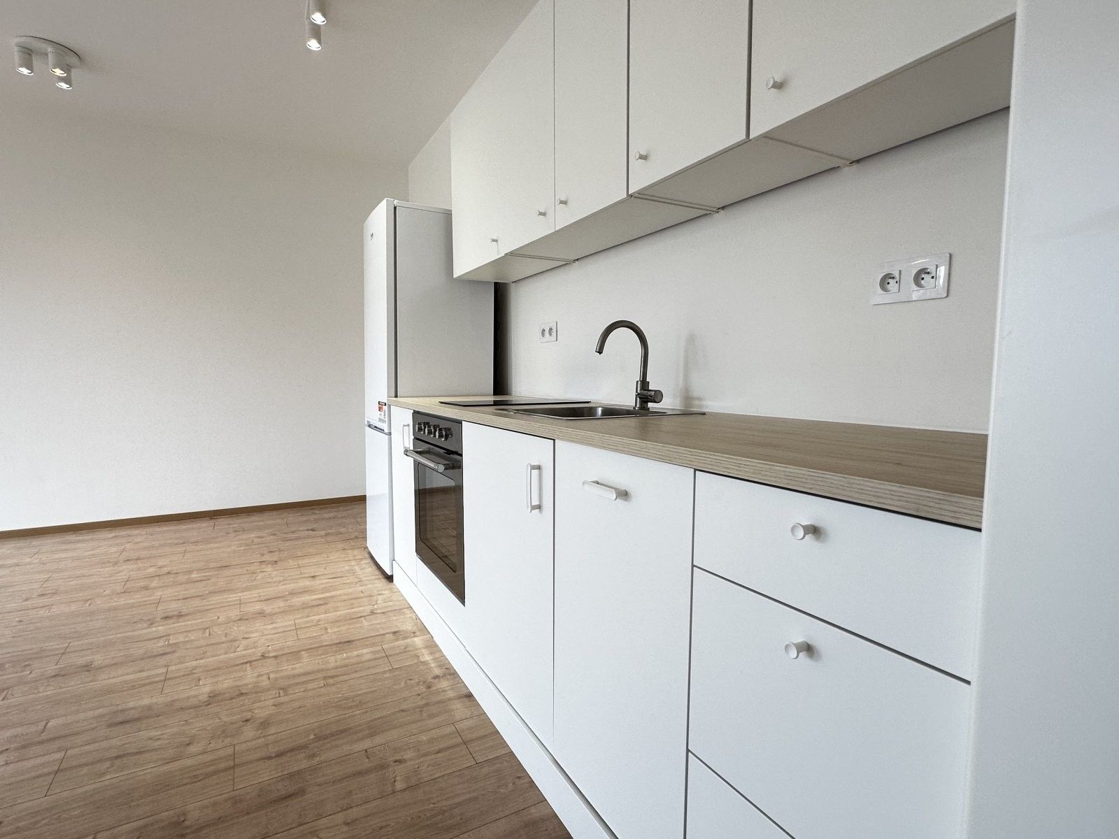 2+kk, Českobrodská,Hostavice,Praha, 56 m²