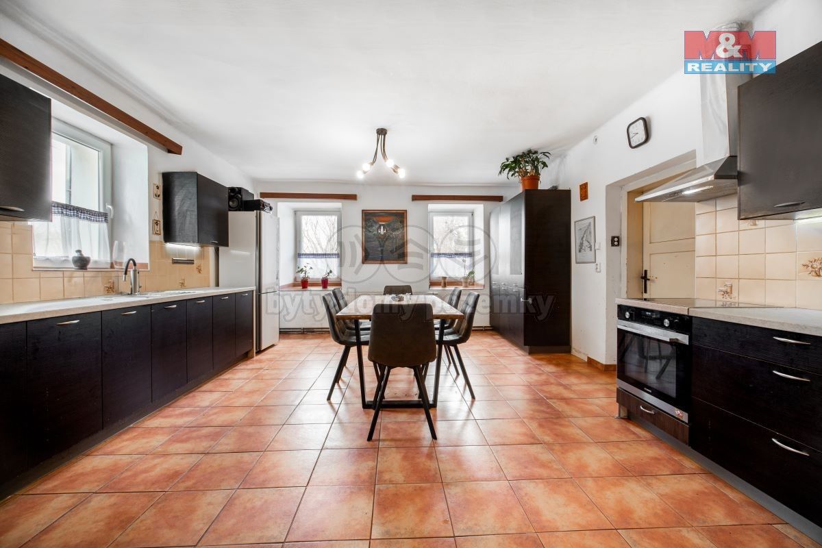 Prodej rodinný dům - Karle, 215 m²