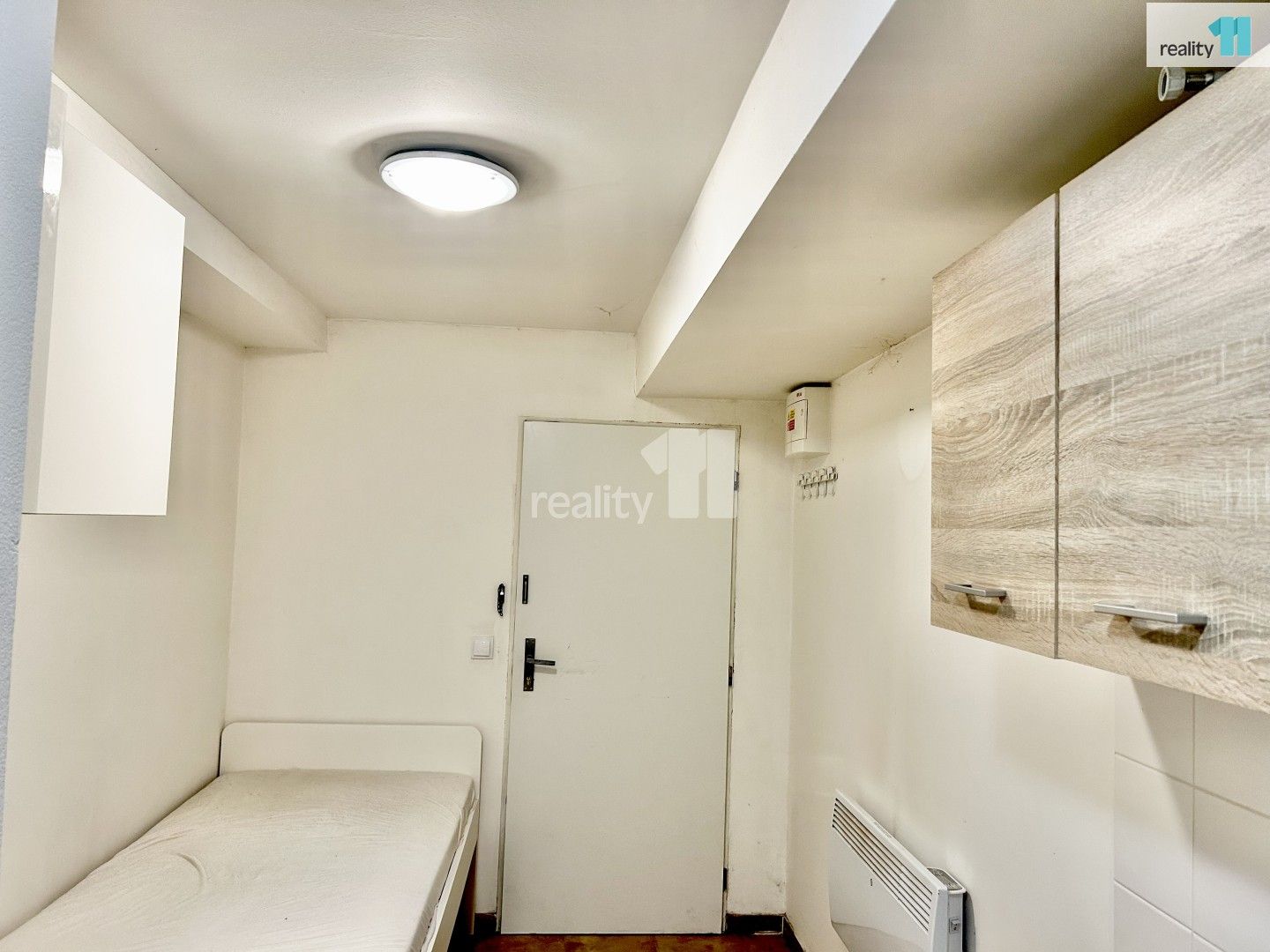 Pronájem byt 1+kk - Spojovací, Praha, 11 m²