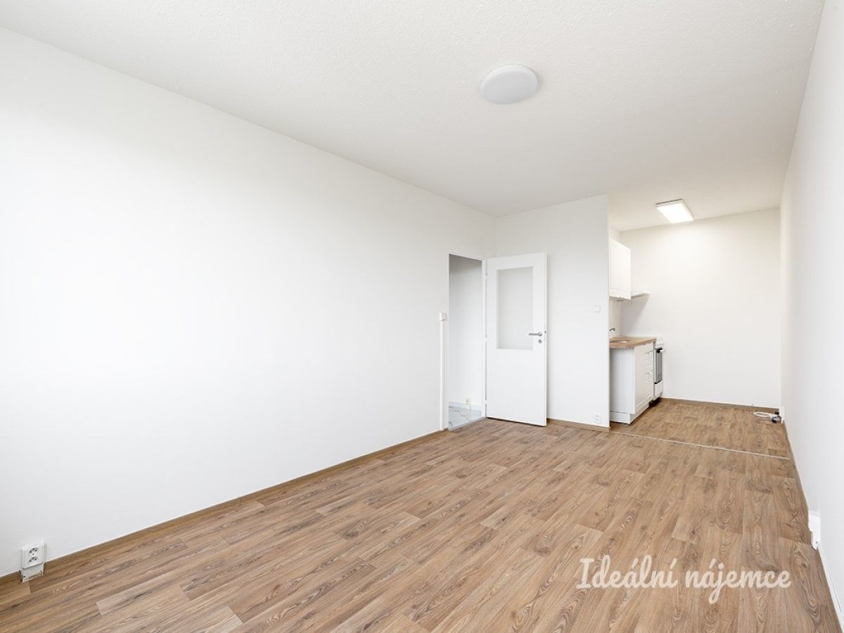 2+kk, Petrovice, Praha, 42 m²