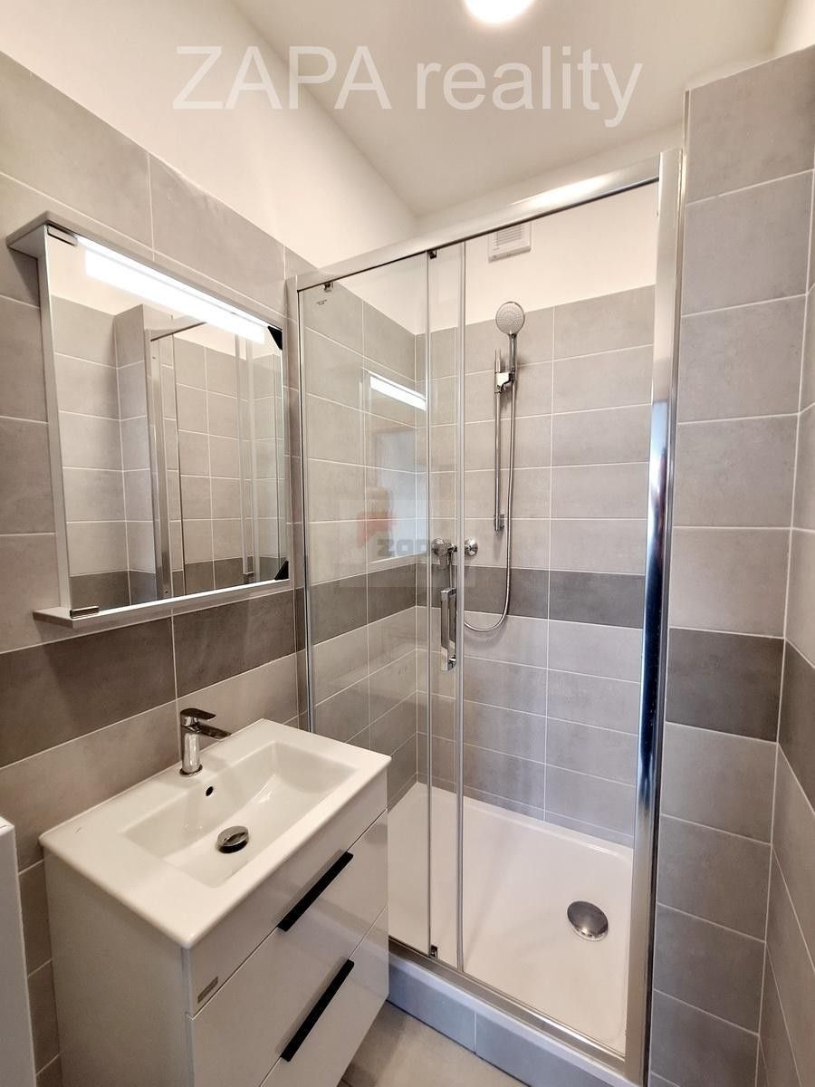 Pronájem byt 2+kk - Nad Kajetánkou, Praha, 45 m²