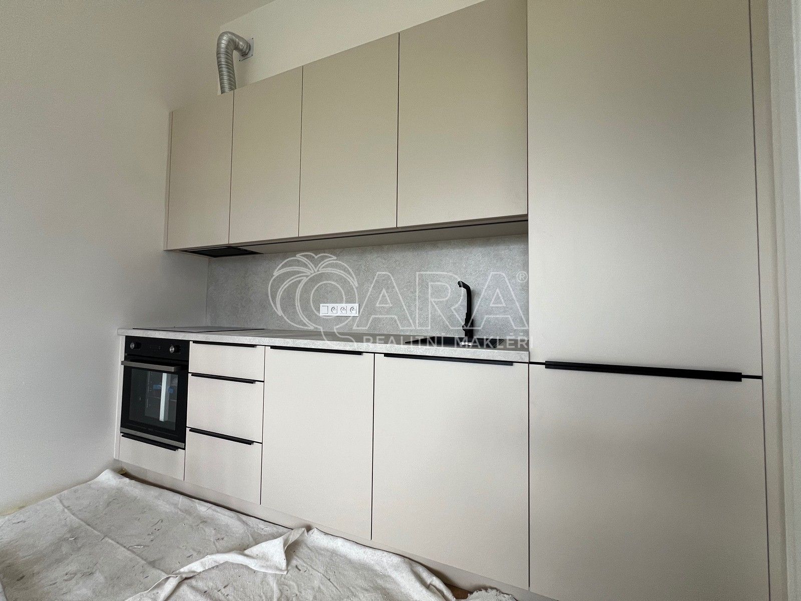 2+kk, Černokostelecká, Praha, 47 m²