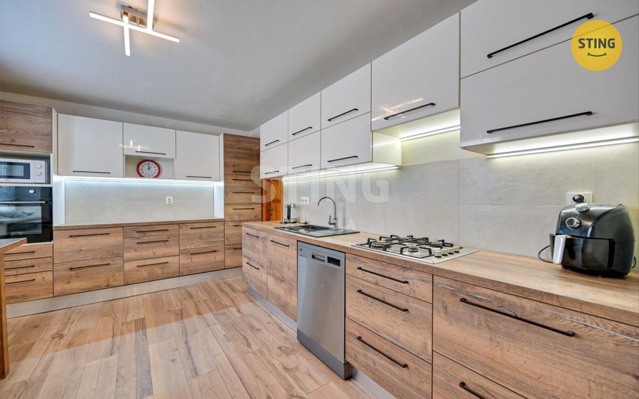 Prodej rodinný dům - Komňa, 238 m²