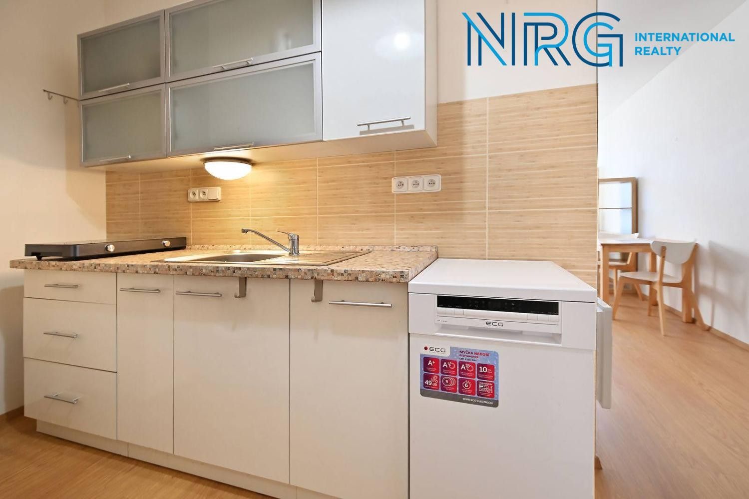 Pronájem byt 1+kk - Tusarova, Praha, 28 m²
