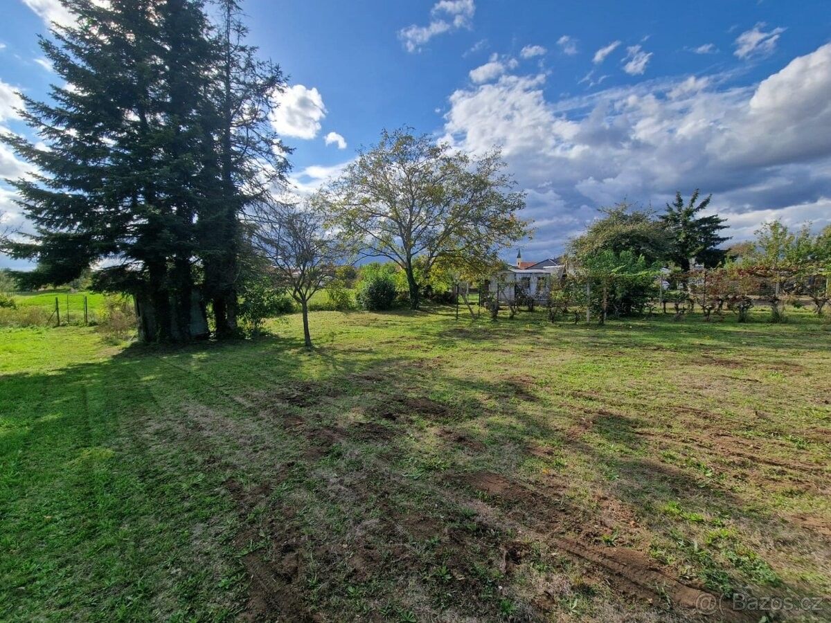Zahrady, Lužice u Hodonína, 696 18, 679 m²