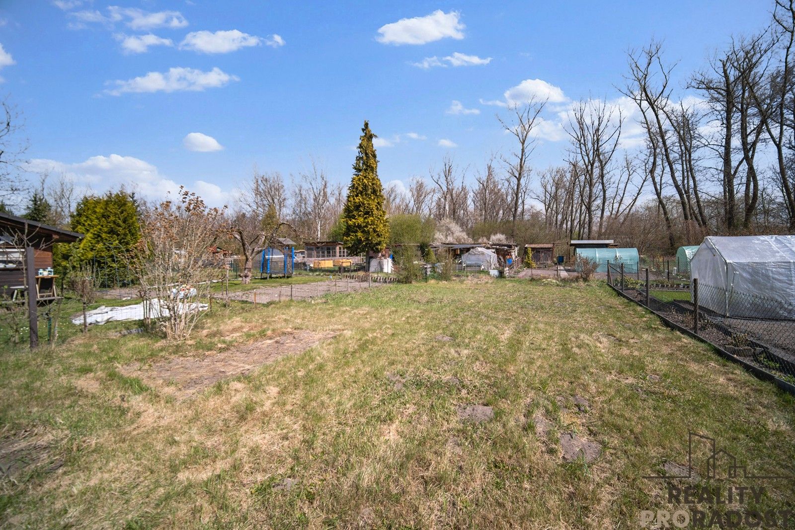 Zahrady, Rybitví, 203 m²