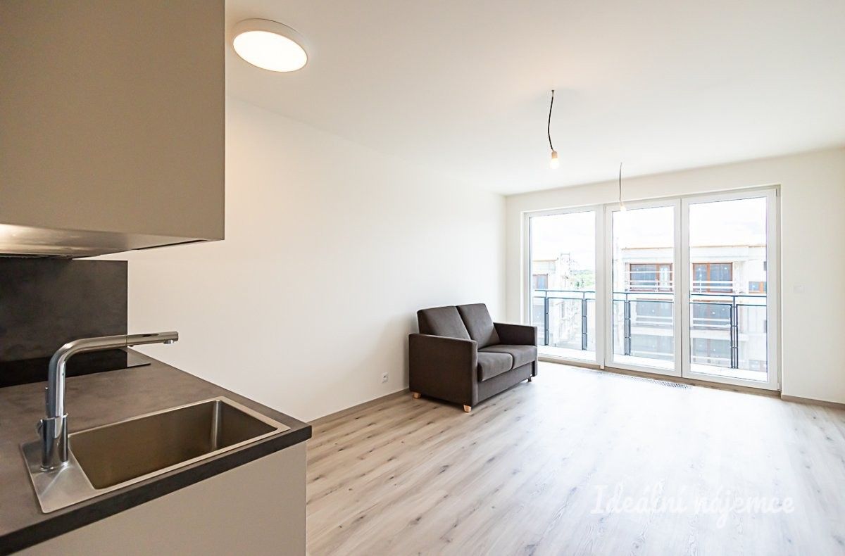 1+kk, Výstavní, Praha, 32 m²