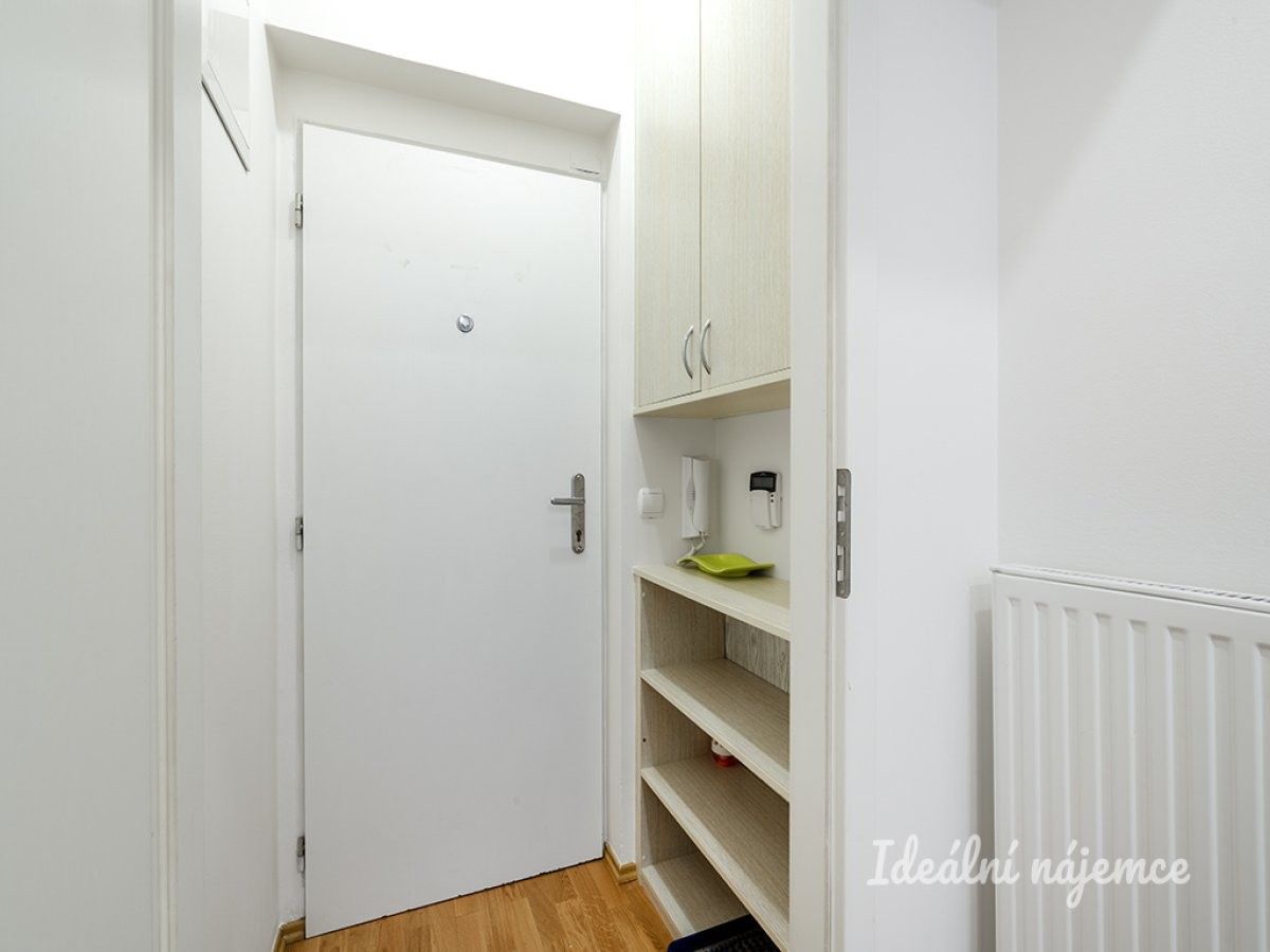 Pronájem byt 2+kk - Česká, Praha, 46 m²