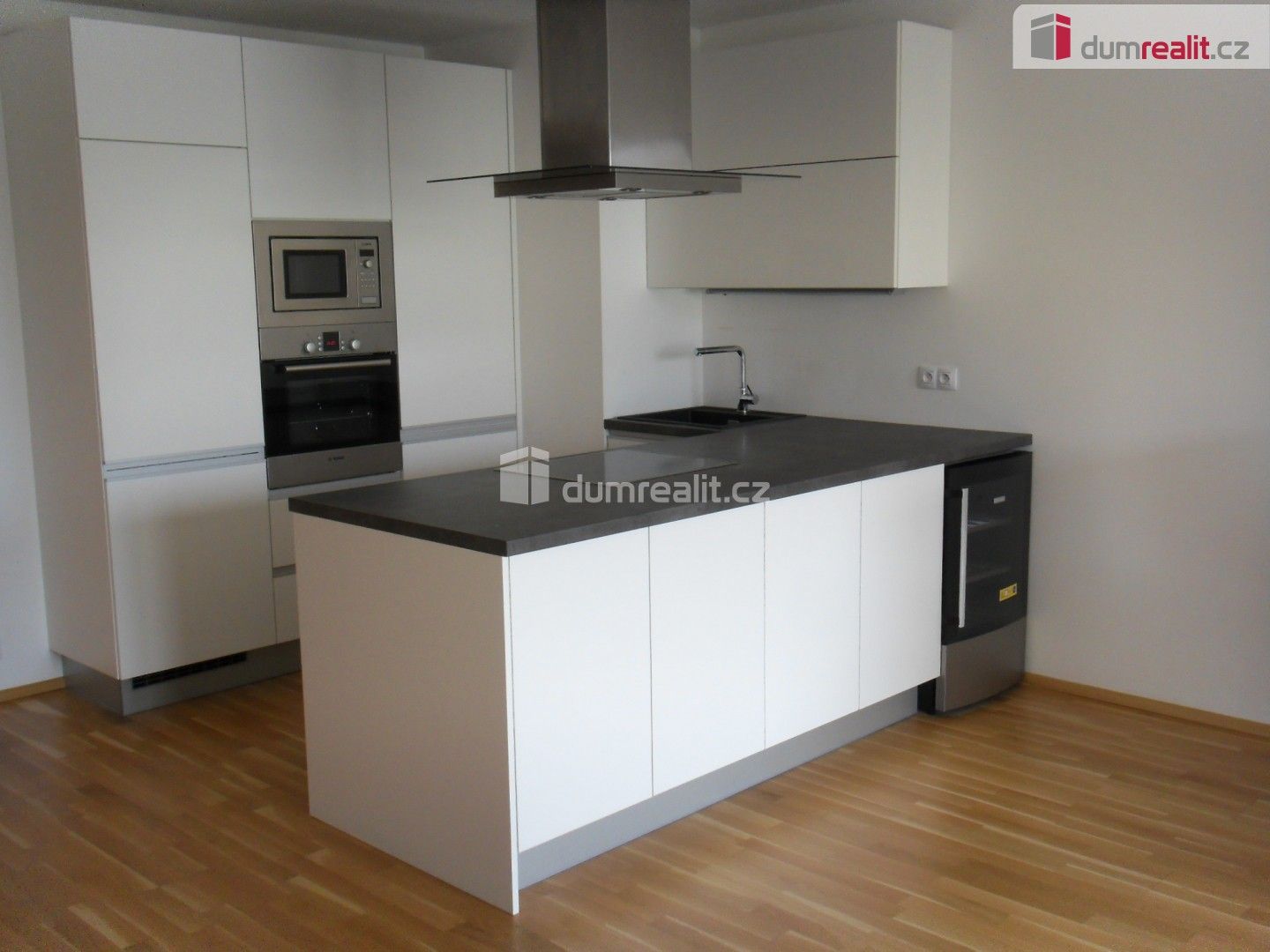 2+kk, Korunní, Praha, 80 m²
