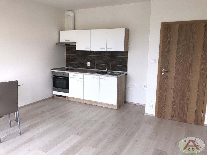 1+kk, Veselská, Praha, 33 m²
