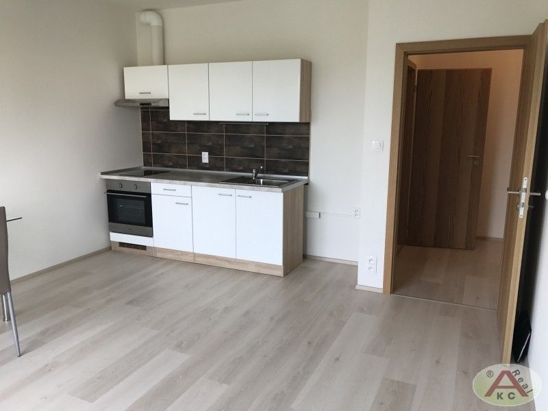 Pronájem byt 1+kk - Veselská, Praha, 33 m²