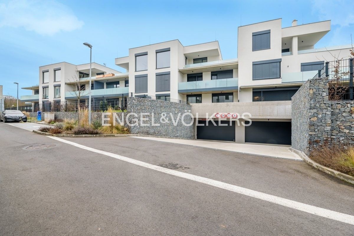 3+kk, U Lesoparku, Praha, 108 m²