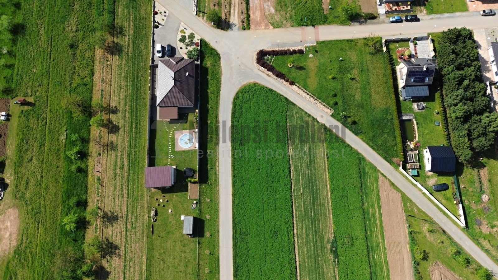 Pozemky pro bydlení, Ivaň, 715 m²